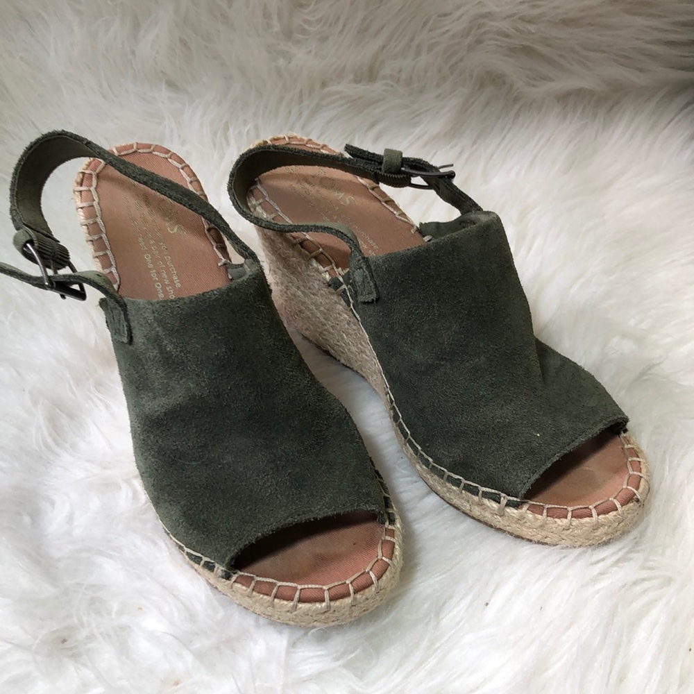 Toms size 8 olive green espadrilles